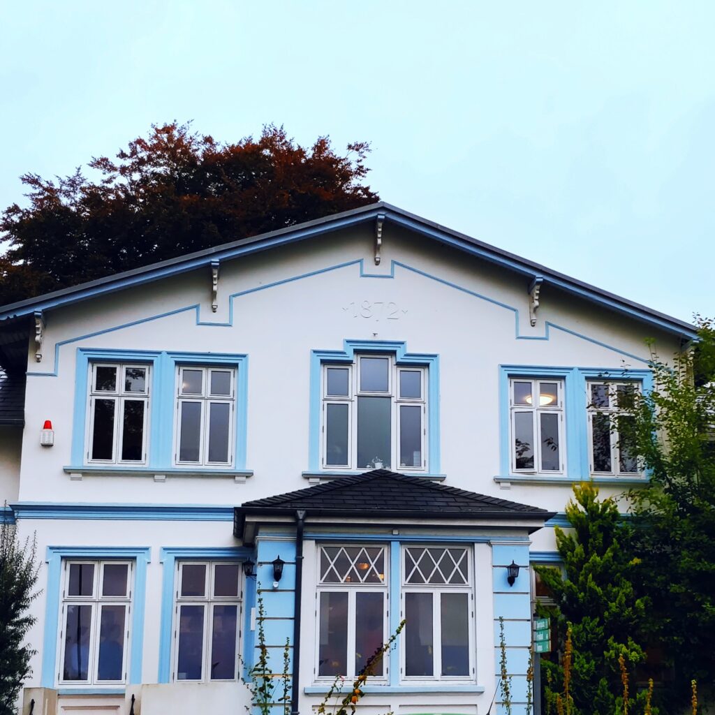 Die Villa der Demokratischen Schule Infinita ist blau und weiß gestrichen.