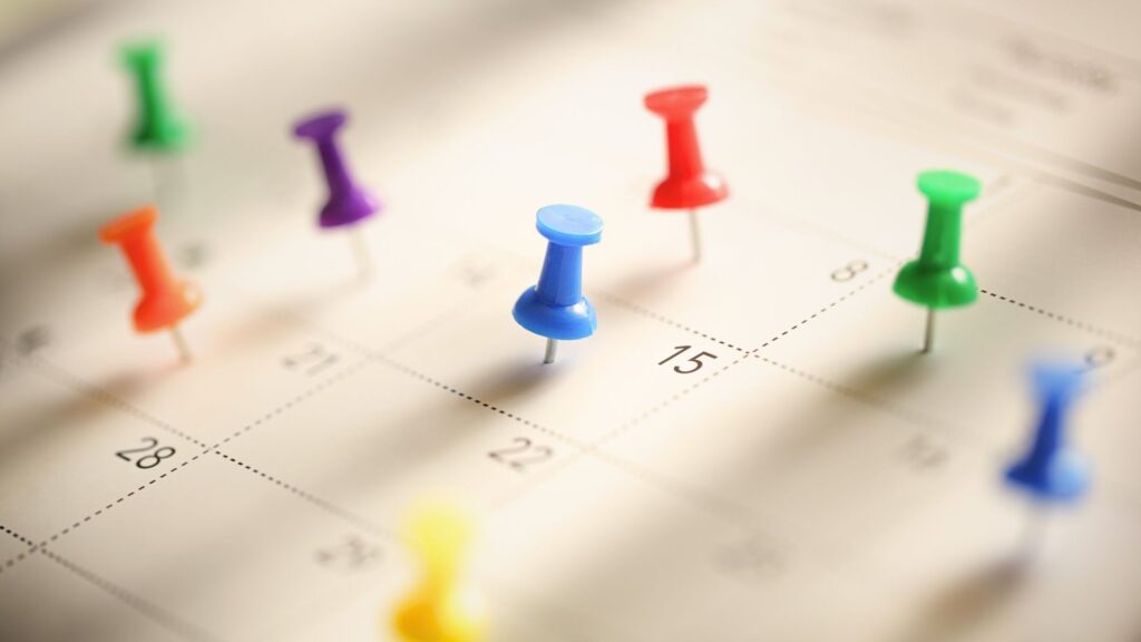 Kalender mit markiertem Datum durch Pins, Symbol für die Termine und Infoabende der Demokratischen Schule Infinita.